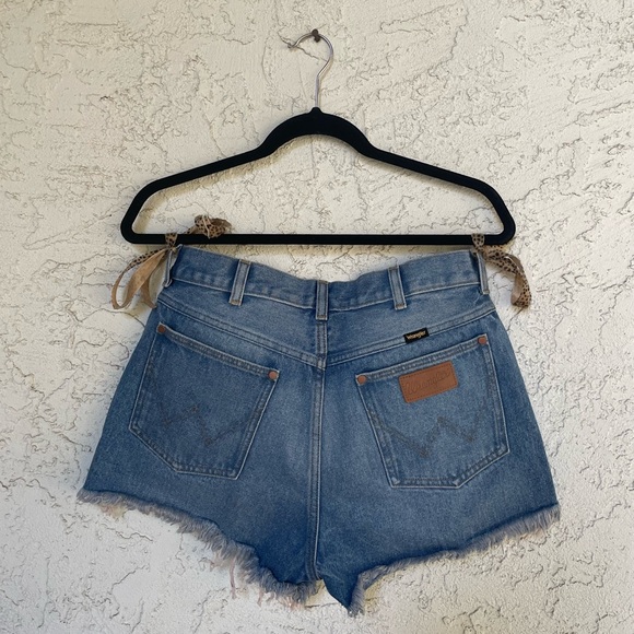 Wrangler’s Festival Short - size 28 - Picture 2 of 3